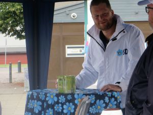 Alexander Christiansson (SD) vill att hans parti ska störta den socialdemokratiskt ledda kyrkan Alexander Christiansson pratar med potentiell väljare i kampanjtält
