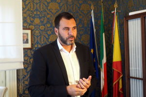 Giovanni Moscato som är borgmästare för Vittoria som ligger i provinsen Ragusa önskar att de rumänska kvinnorna skulle polisanmäla övergreppen. Giovanni Moscato är Vittorias borgmästare.