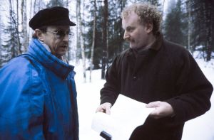 Kuvaussuunnittelija Kauno Peltola ja ohjaaja, käsikirjoittaja Neil Hardwick televisiosarja Pakanamaan kartan kuvauksissa Suomessa vuonna 1990.