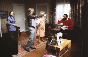 Näyttelijä Tuire Salenius, käsikirjoittaja, henkilöohjaaja Neil Hardwick, näyttelijä Sylvi Salonen ja ohjaaja Esko Leimu Tankki täyteen -sarjan kuvauksissa.