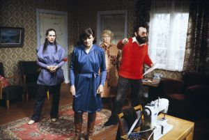 Näyttelijät Tuire Salenius, Orvokki Mäkinen ja Sylvi Salonen sekä ohjaaja Esko Leimu Tankki täyteen -sarjan kuvauksissa.