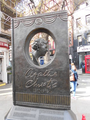 Agatha Christie hör till de få klassiska deckarförfattare som också skolelever gärna läser. Minnesstaty över Agatha Christie i London.