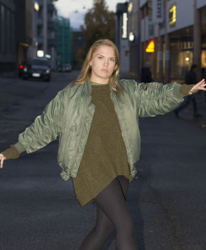 Att dansa fånigt är en konst. Sanna Helander tar ett danssteg. Håller ut händerna.