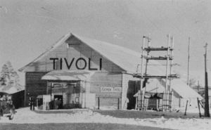 Karhumäen talvitivoli, hirsirakennus.