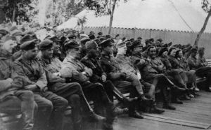 Suomalaiset sotilaat katselevat Karhumäen rintamativolin esitystä 1942-1944.