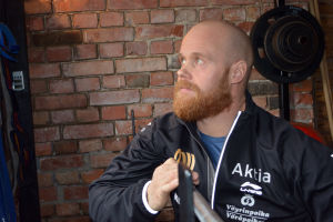 David Söderberg tränar ofta hemma i sitt gym i Vörå.