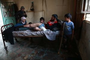 En pappa och hans son har skadats svårt i striderna i Syrien. Östra Ghouta är en av de sista starka rebellfästena i Syrien En familj i Ghouta.