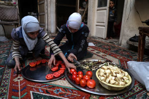 En familj i det belägrade östra Ghouta torkar tomater och äggplanta i solen. En familj torkar tomater och eggplanta i Ghouta.