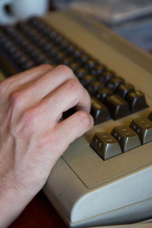 Sormet Commodore 64 -koneella.