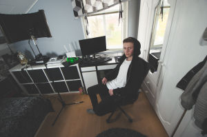 Det är här som Dennis ofta skriver och spelar in sina låtar. Dennis stor i sitt rum som också fungerar som hemmastudio.