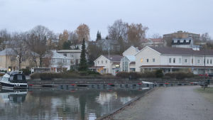 En vy från sundet i Pargas med hus invid Strandvägen