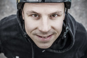 Matti Suur-Hamari lähikuvassa, katsoo suoraan kameraan.