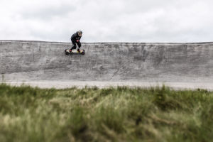 Matti Suur-Hamari mountain boardilla bmx-radalla.