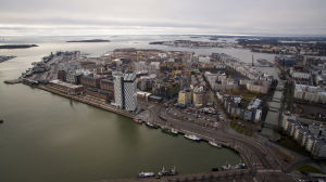 Vid årsskiftet 2015-16 bodde 628 208 personer i Helsingfors. I den nya generalplanen för Helsingfors räknar man med att staden år 2050 har 860 000 invånare. Jätkäsaari laaja ilmakuva etelään päin