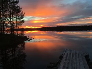 Kiantajärven kauniit maisemat antavat energiaa päivystysvuorossa. Oranssihehkuinen auringonlasku Suomusjärven Kianta-järvellä.