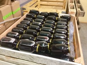 Nybuteljerad saft som ännu är varm. Nyfyllda saftflaskor ligger och väntar på att distribueras till affärer.