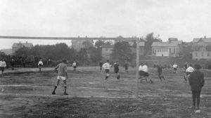 Ett fotbollslag spelar