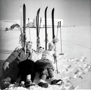 Turister på Pallastunturi på 1930-talet. Det ursprungliga Pallastunturi-hotellet, i funkisstil, sprängdes av tyskarna 1944. Bilden är tagen 1938.