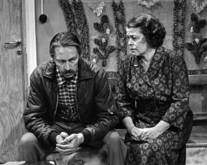 Rintamäkeläiset-sarjan näyttelijöitä Veijo Pasanen (roolinimi Antti Rintamäki) ja Sirkka Lehto (roolinimi Leena Rintamäki).