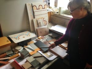 Merja Nieminen näyttää Tarton Paavalinkirkon kunnostukseen liittyviä väri- ja materiaalikoepaloja. Merja Nieminen näyttää Tarton Paavalinkirkon kunnostukseen liittyviä varikokeiluita.
