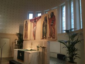 Taidemaalari Kuutti Lavosen alttarimaalaus ja kuvanveistäjä Pertti Kukkosen suunnittelema jalusta. Tarton Paavalinkirkon alttari.