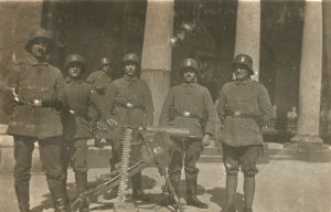 Saksalaisia sotilaita konekivääreineen Päävartion edustalla vuonna 1918. 