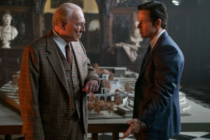 Christopher Plummer ja Mark Wahlberg. Christopher Plummer ja Mark Wahlberg elokuvassa All about the money.