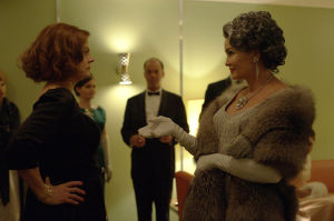 Feudin ykkäskaudella seurattiin Hollywood-diivojen yhteenottoa 1960-luvulla. Susan Sarandon näyttelee Bette Davisia ja Jessica Lange Joan Crawfordia. Kaksi hienostonaista katsovat toisiaan.