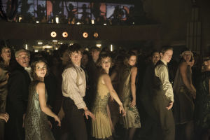 Babylon Berlin on Sky-kanavan tuotantoa. Tyylikkäästi pukeutuneita henkilöitä tanssimassa.