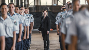 Robin Griffin (Elisabeth Moss) sarjassa Top of the Lake Nainen kahden poliisijonon keskellä.