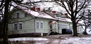 Skolhuset i Västankvarn uppfördes på Skallasbacken efter ritningar av arkitekten Karl Hård af Segerstad och stod klart i oktober 1895. Folkhögskolebyggnaden i Västankvarn i Ingå, uppförd år 1895 efter ritningar av arkitekten Karl Hård af Segerstad.
