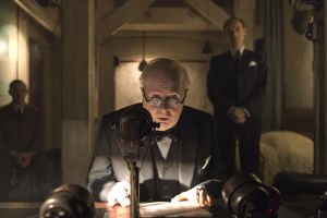 Churchillin puheet ovat legendaarisia, mutta aikalaiset eivät olleet niistä aina pelkästään vaikuttuneita. Winston Churchil Darkest Hour -elokuvassa.
