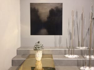 Måleri, keramik- och glaskonst på Lokals utställning i januari 2018. Urval av konst och design på Lokal i Helsingfors.