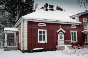 Talvella saaren tunnelma vaihtuu. Varjakansaaren vanhan sahakylän päärakennus, punavalkoinen kaksikerroksinen puutalo kuvattuna talvella.