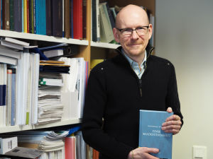 – Våra svenskspråkiga lärare har lång erfarenhet av att undervisa finskspråkiga och svenskspråkiga studenter. Det viktiga är att se till att det finns tillräckligt många kurser på svenska och att det finns svenskspråkig kurslitteratur, säger Johan Bärlund professor i nordisk rätt. Professor i nordisk rätt, Johan Bärlund.
