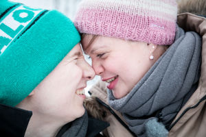 Katri ja Erno Blomqvist hymyilevät toisilleen nenät vastakkain.