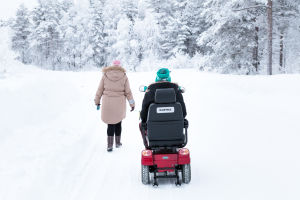 Katri ja Erno Blomqvist kävelevät talvisessa maisemassa.