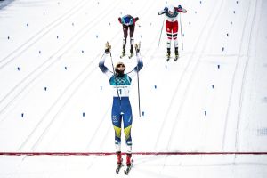 Charlotte Kalla vann OS-guld i skiathlon.