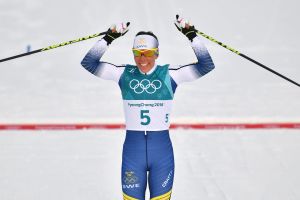 Charlotte Kalla vann OS-guld i skiathlon.