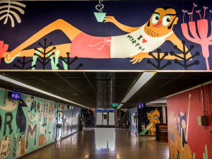Det borde inte vara oklart var vi befinner oss. Multicoloured Dreams -kollektivets målning heter MCD x 01600. 01600 är postnumret till Myrbacka. Myyrmäen juna-asemalla seinämaalaus, jossa loikoilee mieshahmo, jolla paita jossa teksti I love Myrtsi.