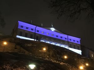 Stenbockska huset, den estniska regeringschefen arbetsplats. Stenbockska huset upplyst i Estlands färger.
