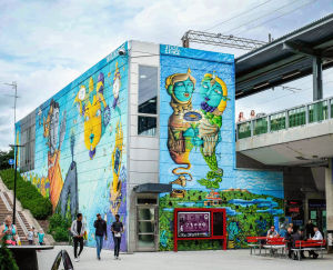 Myyrmäen juna-aseman julkisivu, värikäs seinämaalaus.
