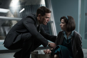 Sally Hawkins ja pahis Michael Shannon The Shape of Waters -elokuvassa. Näyttelijät Sally Hawkins ja Doug Jones elokuvassa The Shape of Water.