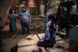 Guillermo del Toro ohjaa näyttelijä Sally Hawkinsia elokuva The Shape of Water kuvauksissa, Doug Jonesin esittämän vesiolennon odottaessa vuoroaan. Ohjaaja Guillermo del Toro ohjaa näyttelijä Sally Hawkinsia elokuva The Shape of Water kuvauksissa.