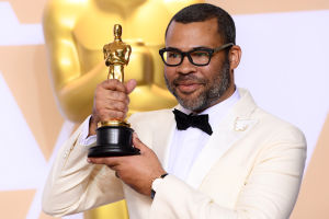 Jordan Peele pokkasi Oscarin Get Out -käsikirjoituksestaan. Närbild på Jordan Peele på Oscarsgalan 2018.