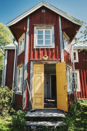 När Ulrikas familj flyttade in blev Skräddaris hem för den femte generationen skräddarsläktingar. Ett rött hus med vita knutar
