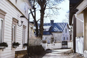 Gränderna är smala Vanhoja puutaloja, niiden välissä kapea kuja, kuva otettu talvella, puissa ei lehtiä.