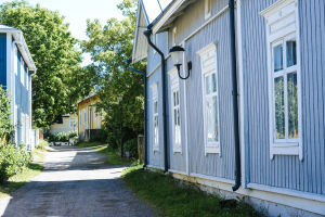 Nykyisin puutalojen välissä mutkittelevilla kapeilla kujilla on hyvin rauhallista, jopa uneliaan oloista. Sinisiä vanhoja puutaloja, keskellä hiekkapohjainen kuja, taustalla suuria puita