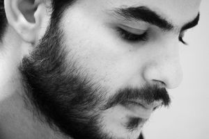 Haider Al-Mashhadani söker asyl i Finland på grund av hot både från sin egen klan och andra klaner i Irak. Hussein fruktar sin egen klan och andra klaner i Irak.