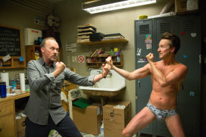 Riggan Thomson (Michael Keaton) ja vastanäyttelijä Mike Shiner (Edward Norton) ottavat yhteen teatterin takahuoneessa Michael Keaton ja Edward Norton tappelevat elokuvassa Birdman